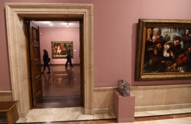 Bükreş, Romanya - 20 Mayıs 2017: Romanya Ulusal Sanat Müzesindeki Uzun Müzeler Gecesi halka ve medyaya ücretsiz olarak açıldı. Sadece yazı işleri için resim.