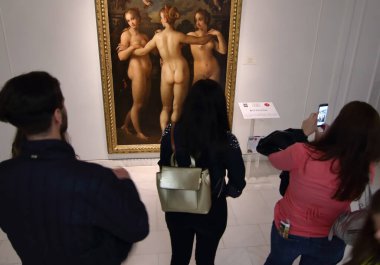 Bükreş, Romanya - 20 Mayıs 2017: Romanya Ulusal Sanat Müzesindeki Uzun Müzeler Gecesi halka ve medyaya ücretsiz olarak açıldı. Sadece yazı işleri için resim.