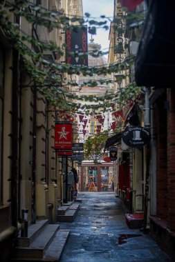 Bükreş, Romanya - 09 Mart 2022: Nicolae Selari girişi, Bükreş şehir merkezinde bar, dükkan ve restoranların turistlere açık olduğu güzel mimarisi olan eski tarz bir sokak