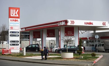 Bükreş, Romanya - 10 Mart 2022: Bükreş 'te bir Lukoil benzin istasyonu görülüyor Bu görüntü sadece yazı işleri için kullanılıyor.