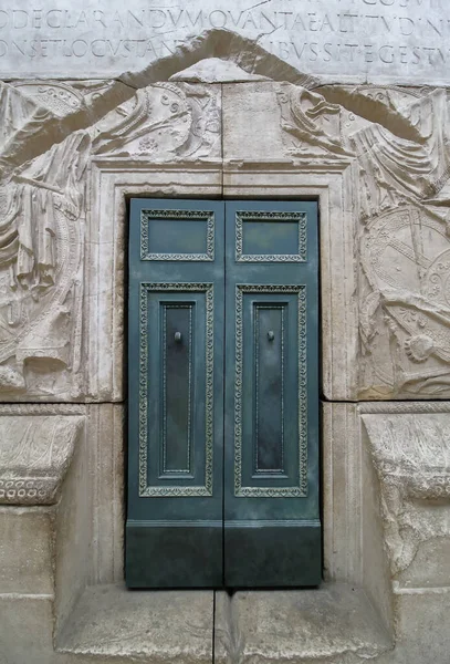 Bükreş, Romanya - 20 Mayıs 2017: Romanya Ulusal Tarih Müzesi 'ndeki Uzun Müzeler Gecesi halka ve medyaya ücretsiz olarak açıldı. Roma 'daki Trajan' ın Sütunu 'nun alçısıyla kopyala. Sadece yazı işleri için resim.