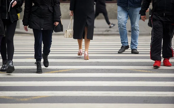 Bukarest Rumänien März 2022 Fußgänger Überqueren Die Straße Auf Dem — Stockfoto