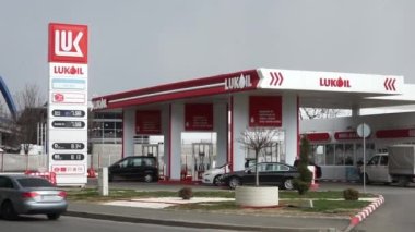 Bükreş, Romanya - 10 Mart 2022: Bükreş 'te bir Lukoil benzin istasyonu görülüyor Bu görüntü sadece yazı işleri için kullanılıyor.