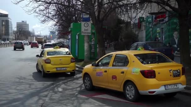 Bucarest Romania Marzo 2022 Molti Taxi Sono Attesa Presso Stazione — Video Stock
