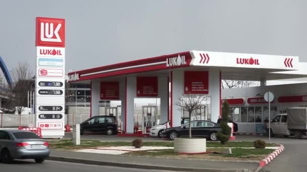 Bükreş Romanya Mart 2022 Bükreş Bir Lukoil Benzin Istasyonu Görülüyor — Stok video