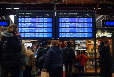 Bükreş, Romanya - 04 Mart 2022: Kuzey Tren İstasyonu 'nun merkez platformundan kalkış tahtası.