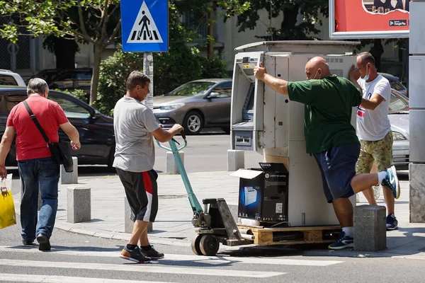 Bukarest Rumänien Juli 2021 Drei Männer Tragen Einen Geldautomaten Auf — Stockfoto