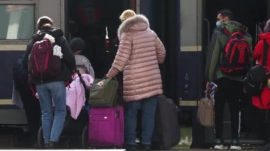 Bükreş, Romanya - 03 Mart 2022: Ukrayna 'dan gelen Ukraynalı mülteciler Vladimir Putin' in Ukrayna 'ya karşı verdiği çılgın savaştan kaçmak için Kuzey Tren İstasyonu' ndaki Viyana 'ya giden trene bindiler.