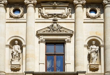 Bükreş, Romanya - 24 Mart 2022: Romanya Merkez Bankası 'nın bu resimdeki güzel binası, 1884-1890 yılları arasında inşa edilen BNR Sarayı' nın eski kanadıdır..