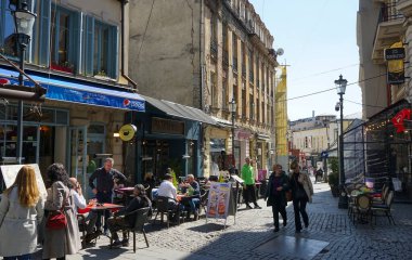 Bükreş, Romanya - 24 Mart 2022: Bükreş 'te barlar, dükkanlar ve restoranların turistlere açık olduğu, güzel mimarisi olan eski moda bir sokak olan Smardan.
