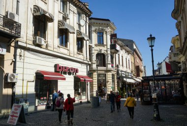 Bükreş, Romanya - 24 Mart 2022: Bükreş 'te barların, dükkanların ve restoranların turistlere açık olduğu, güzel mimarisi olan eski moda bir cadde olan Lipscani.