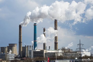 Bükreş, Romanya - 10 Mart 2022: CET Sud enerji santralinin bacaları, ısınan petrol ve gazlardan çıkan dumanla kirleniyor.
