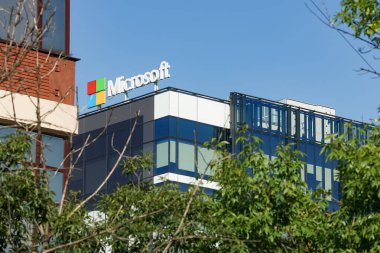 Bükreş, Romanya - 27 Eylül 2021: Microsoft logosu Romanya 'nın Bükreş kentindeki Kampüs 6' dan merkez binasının üzerinde görülüyor. Bu resim sadece editörler içindir..