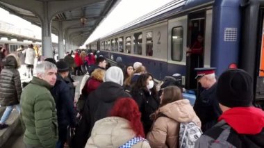 Bükreş, Romanya - 13 Mart 2022: İnsanlar Kuzey İstasyonu 'ndan trene bindi.