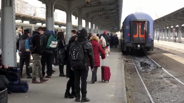 Βουκουρέστι Ρουμανία Μαρτίου 2022 Άνθρωποι Επιβιβάζονται Τρένο Στο Βόρειο Σταθμό — Αρχείο Βίντεο