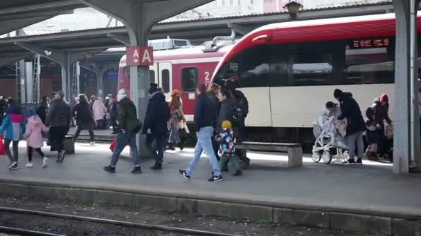 루마니아 부쿠레슈티 2022 부쿠레슈티의 철도역에 공항으로 가는열차에 사람들 탑승하다 — 비디오