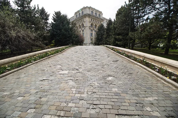 Bucarest Rumania Abril 2022 Palacio Del Parlamento Visto Desde Callejón — Foto de Stock