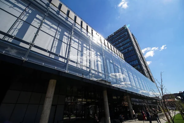 Bükreş, Romanya - 12 Nisan 2022: Bükreş 'teki S IMMO' ya ait Mark Tower binası. Bu resim sadece editörler içindir.