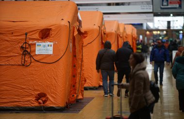 Bükreş, Romanya - 09 Mart 2022: Ukraynalı mülteciler için geçici konaklama çadırları, Vladimir Putin 'in Ukrayna' ya karşı yürüttüğü savaştan kaçmak amacıyla Kuzey Tren İstasyonu trenleriyle geliyorlar.