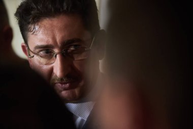 Bükreş, Romanya - 04 Mayıs 2022: Romanya Rekabet Kurulu Başkanı Bogdan Chiritoiu, Konsey Ekonomi Komisyonu 'nun 2019 yılından bugüne kadar yaptığı çalışmalarda dinleniyor.