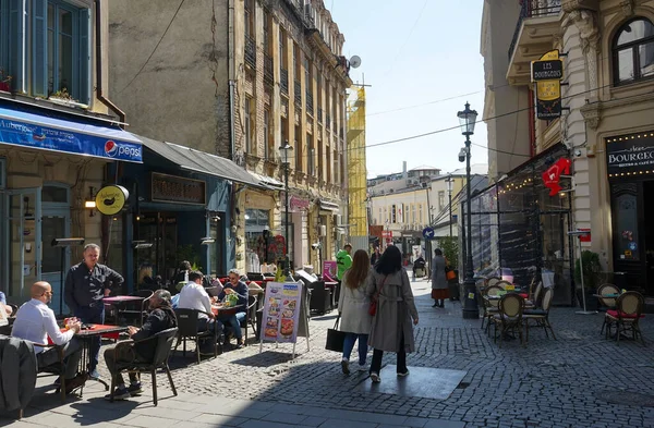 Bükreş, Romanya - 24 Mart 2022: Bükreş 'te barlar, dükkanlar ve restoranların turistlere açık olduğu, güzel mimarisi olan eski moda bir sokak olan Smardan.