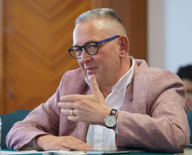 Bükreş, Romanya - 11 Mayıs 2022: ANAT 'ın dönem başkan yardımcısı Alin Burcea, Senato Ekonomi Komisyonu tarafından seyahat acentelerine karşı Rekabet Komitesi tarafından suistimal edildiği iddialarıyla ilgili duyuldu.