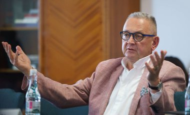 Bükreş, Romanya - 11 Mayıs 2022: ANAT 'ın dönem başkan yardımcısı Alin Burcea, Senato Ekonomi Komisyonu tarafından seyahat acentelerine karşı Rekabet Komitesi tarafından suistimal edildiği iddialarıyla ilgili duyuldu.