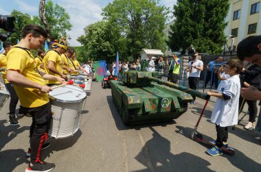 Bükreş, Romanya - 16 Mayıs 2022: Rus Büyükelçiliği önünde Roman eylemciler, Ukraynalı Romanların ayrımcı bir tutum olan 