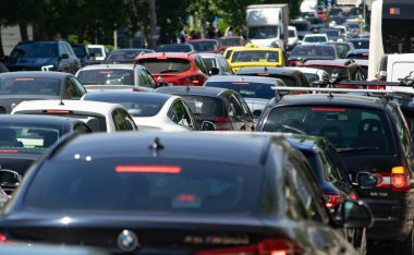 Bükreş, Romanya - 20 Mayıs 2022: Bükreş 'teki bir bulvarda trafik sıkışıklığında arabalar.