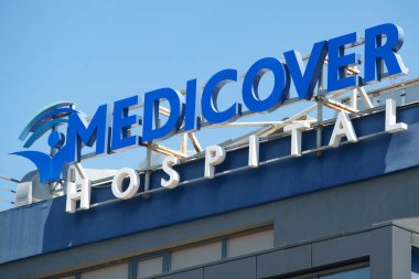 Bükreş, Romanya - 20 Mayıs 2022: Bükreş 'in kuzeyindeki Alman çokuluslu sağlık ağının Medicover hastanesi.