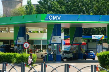 Bükreş, Romanya - 20 Mayıs 2022: Bükreş 'te bir OMV benzin istasyonu görülüyor Bu görüntü sadece yazı işleri için kullanılıyor.