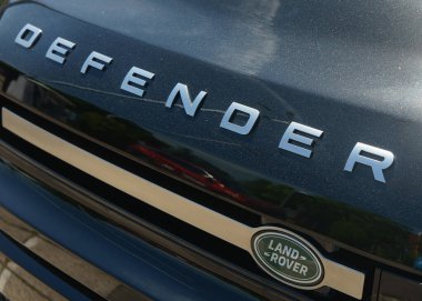 Bükreş, Romanya - 20 Mayıs 2022: Bir Land Rover Savunma Eklentisi Hibrid arabası. Bu resim sadece editörler içindir..