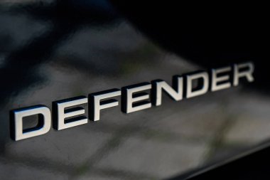 Bükreş, Romanya - 20 Mayıs 2022: Bir Land Rover Savunma Eklentisi Hibrid arabası. Bu resim sadece editörler içindir..