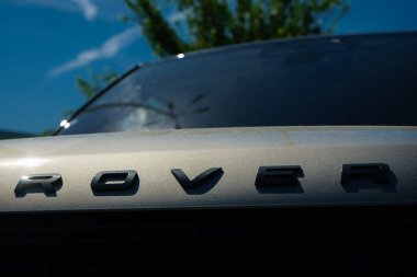 Bükreş, Romanya - 20 Mayıs 2022: Bir Range Rover Plug-in Hybrid araba. Bu resim sadece editörler içindir..