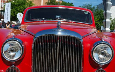 Bükreş, Romanya - 20 Mayıs 2022: 1959 model kırmızı bir Jaguar IX arabası. Bu resim sadece editörler içindir..