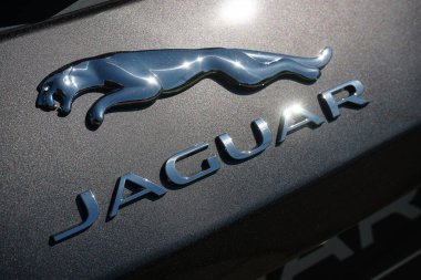 Bükreş, Romanya - 20 Mayıs 2022: Jaguar E-PACE arabasının Jaguar Sıçrama amblemi. Bu resim sadece editörler içindir..