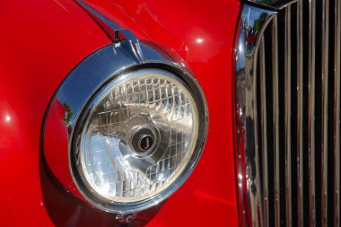 Bükreş, Romanya - 20 Mayıs 2022: 1959 model kırmızı bir Jaguar IX arabası. Bu resim sadece editörler içindir..