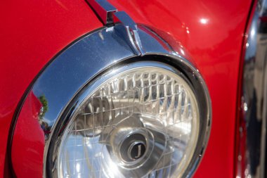 Bükreş, Romanya - 20 Mayıs 2022: 1959 model kırmızı bir Jaguar IX arabası. Bu resim sadece editörler içindir..