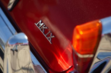 Bükreş, Romanya - 20 Mayıs 2022: 1959 model kırmızı bir Jaguar IX arabası. Bu resim sadece editörler içindir..