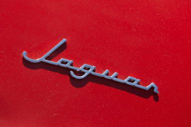 Bükreş, Romanya - 20 Mayıs 2022: 1959 model kırmızı bir Jaguar IX arabası. Bu resim sadece editörler içindir..