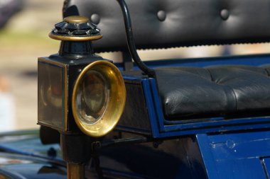 Bükreş, Romanya - 20 Mayıs 2022: Nadir bir Hurtu Quadricycle 1899 otomobili. Bu resim sadece editörler içindir..