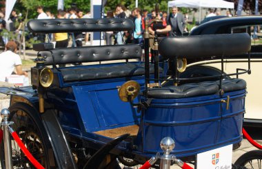 Bükreş, Romanya - 20 Mayıs 2022: Nadir bir Hurtu Quadricycle 1899 otomobili. Bu resim sadece editörler içindir..