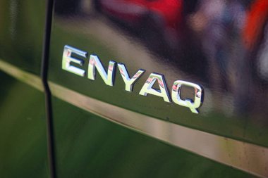 Bükreş, Romanya - 20 Mayıs 2020: Skoda ENYAQ iV elektrikli otomobil. Bu resim sadece editörler içindir..
