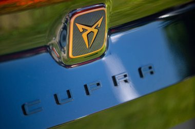 Bükreş, Romanya - 20 Mayıs 2020: Mavi bir CUPRA Formentor arabası. Bu resim sadece editörler içindir..