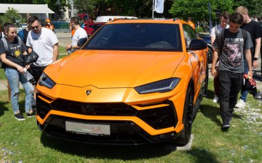 Bükreş, Romanya - 20 Mayıs 2020: Turuncu bir Lamborghini Urus arabası. Bu resim sadece editörler içindir..