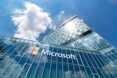Bükreş, Romanya - 04 Haziran 2022: Romanya 'nın Bükreş kentindeki Özgür Basın Meydanı' nda yer alan Şehir Kapısı Kulelerindeki Microsoft Romanya genel merkezinin görüntüsü.