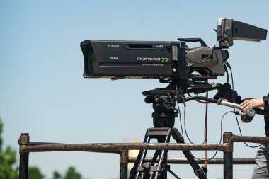 Bükreş, Romanya - 04 Haziran 2022: Fujinon Digipower 77 kameraya bağlı büyük bir lens.