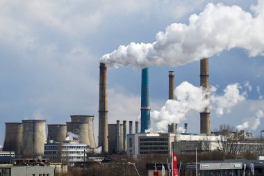 Bükreş, Romanya - 10 Mart 2022: CET Sud enerji santralinin bacaları, ısınan petrol ve gazlardan çıkan dumanla kirleniyor.