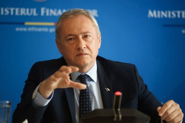 Bükreş, Romanya - 20 Mayıs 2022: Romanya Mali İdare Dairesi yeni başkanı Lucian Ovidiu Heius basın toplantısı düzenledi.