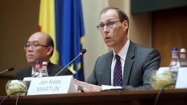 ブカレスト ルーマニア 2022年6月10日 国際通貨基金ルーマニア代表部のヤン キース マルティン氏は記者会見で高価格とインフレについて語った — ストック動画